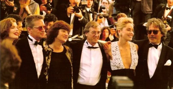 Basic Instinct Cannesissa 1992. Jeanne Tripplehorn, Michael Douglas, Paul Verhoeven vaimoineen, Sharon Stone ja Mario Kassar.