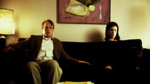 Philip Seymour Hoffman lähestyy hienovaraisesti Lara Flynn Boylea Todd Solondzin Onnessa.