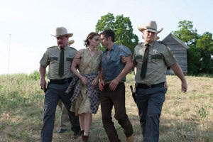 Rooney Mara ja Casey Affleck rakastavaisina elokuvassa Ain't Them Bodies Saints.