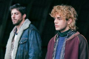 Pierre-Yves Cardinal ja pääosaa esittävä ohjaaja-käsikirjoittaja Xavier Dolan elokuvassa Tom at the Farm.