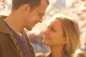 Gustaf Skarsgård ja Anna Åström rakastavat toisiaan liikaakin elokuvassa Us.