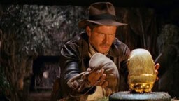Illalla tv:ssä: Ikonisesta Harrison Ford -seikkailusta oli tulla 007-tyylinen leffa – viime hetken muutos pelasti!