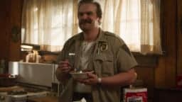 Stranger Thingsin kulisseissa roihuaa: Millie Bobby Brown valitti Netflixille David Harbourista