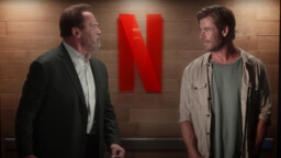 Schwarzenegger ja Chris Hemsworth tekivät hauskan Netflix-mainoksen – tyypeillä on kiusallinen hissimatka