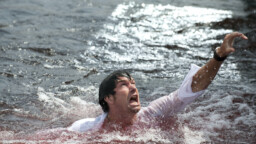 Nyt suoratoistossa: K18-kauhuleffa tarjoaa naurettavan määrän paljasta pintaa ja raakuuksia