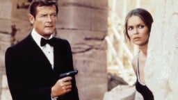 Illalla näkyy paremman luokan Bond-seikkailu – sensuurivirkamies vahti kuin haukka Roger Mooren puheita