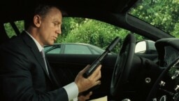 Illalla tv:ssä: Romutettuja ökyautoja 250 000 euroa kappaleelta – laadukas toimintatrilleri ei säästellyt rekvisiitassa
