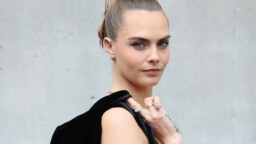 Cara Delevingne poseeraa ilman rintaliivejä, kuvaajaa kritisoidaan seksistiseksi: ”Päätin itse ottaa rintsikat pois”