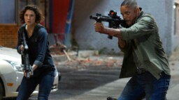 Nyt Netflixissä: Vuoden 2019 toimintaelokuva poikkeuksellisella idealla – Clint Eastwoodia harkittiin pääosaan!