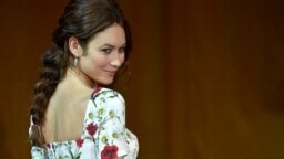 Rohkeita kuvia jakava Bond-tyttö Olga Kurylenko täytti 44 – tähti on varsinainen asetaituri