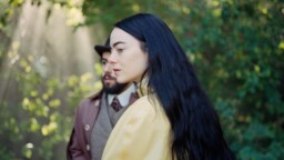 Nyt suoratoistona: Häpeilemättömät seksikohtaukset vain jatkuvat ja jatkuvat – Emma Stonen leffan lapsuusteema puhutti katsojia