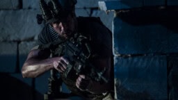 Netflixistä poistuu raju sotaelokuva vuodelta 2016 – eliittisotilaat taistelevat terroristijoukkoa vastaan