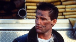 Illalla tv:ssä: 90-luvun toimintajännäri heittää katsojan keskelle tulisia pätsejä – roihut toimivat lähes ihmismäisenä vastustajana