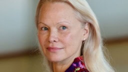 59-vuotias Pamela Anderson kokee saaneensa toisen mahdollisuuden: ”Minulla ei ole mitään menetettävää”