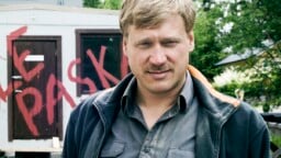 Tänään tv:ssä: Neljän tähden elokuva vuodelta 2011 – Samuli Edelmann tekee loistavan roolin valheiden verkkoon ajautuvana päähenkilönä