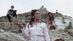 Vain aikuisille: Ilmaiskatselussa brutaali eksploitaatiolänkkäri – armoton naisjoukko hallitsee autiomaata