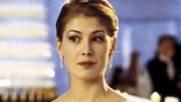 Rosamund Pikea pyydettiin riisumaan alusvaatteisilleen Bond-koekuvauksissa – Napakka vastaus