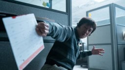 Suoratoistoon lisättiin mielipuolinen scifi-elokuva! Vuoden 2022 paras leffa katsottavissa