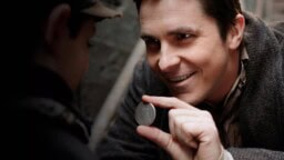 Tänään tv:ssä: Viiden tähden elokuva 20 vuoden takaa – ”Huikean hienosti kirjoitettu yllätyskäänteiden sarja”