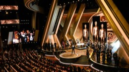 Ensi vuoden Oscar-juontaja on valittu – palaa takaisin kuulemaan Adrien Brodyn kiitospuheen lopun