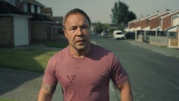 Netflixin uusi sarja on poikkeuksellinen ilmiö: ”Koukuttaa katsojan ensi minuuteista lähtien”