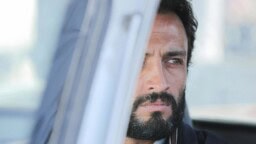 Tänään tv:ssä: Jännittävä elokuva vuodelta 2021 – Vankilatuomiota kärsivä mies löytää bussipysäkiltä rahasalkun