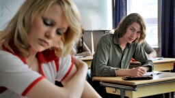 Tänään tv:ssä: Kuuntelitko Hurriganesia vai otitko turpaan? Kotimainen elokuva tekee aikamatkan 1970-luvulle