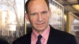 Ralph Fiennes, 62, muuntautui täysin! Treenasi uuteen elokuvaansa veistoksellisen bodarikehon