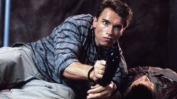 Illalla tv:ssä: Arska ei säästellyt itseään vuoden 1990 klassikossa – viilsi vaarallisesti itseään jahdatessaan junaa