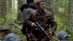 Nyt Viaplayssa: Daniel Craigin sotaelokuva – perustuu uskomattomaan tositarinaan