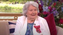 Tältä Pokka pitää -sarjan Patricia Routledge, 96, näyttää nyt – Kertoo sotamuistojaan harvinaisessa videohaastattelussa