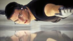 Illalla tv:ssä: 90-luvun toimintahitti ei vanhene – Tom Cruise turvautui kolikoihin ikonisen kohtauksen teossa