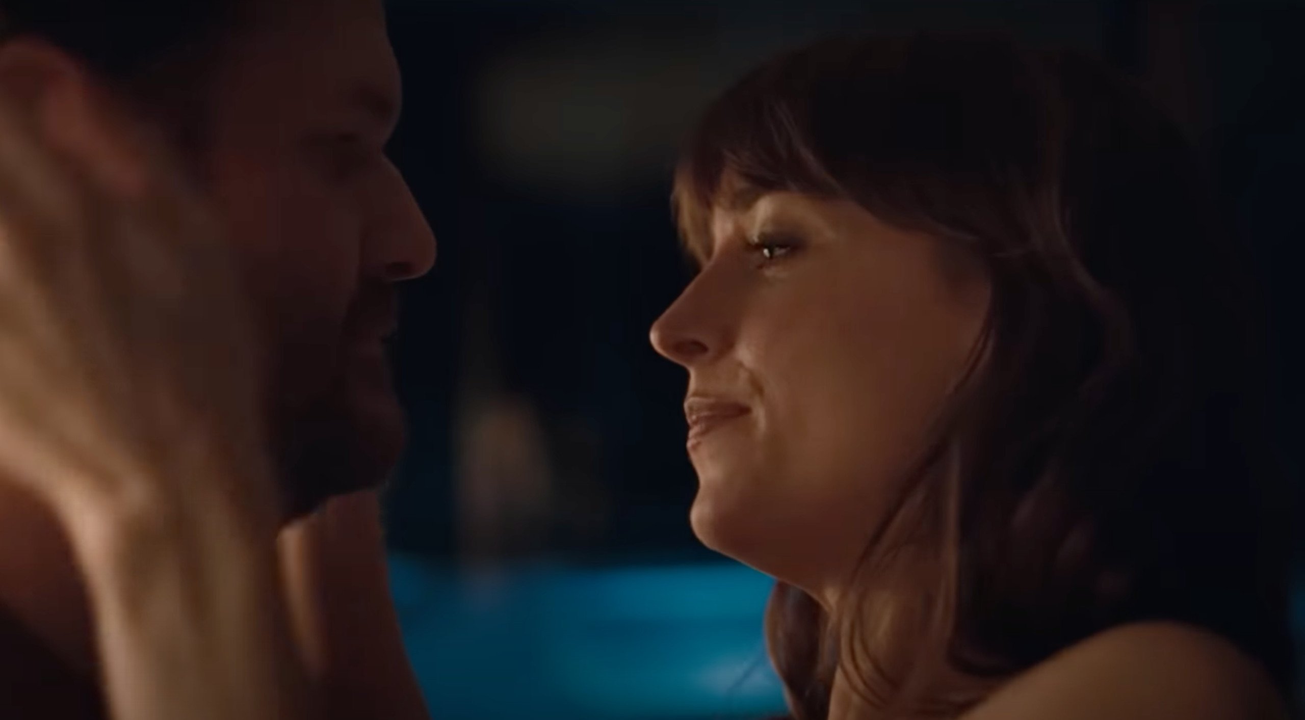 Dakota Johnson avoimessa suhteessa uudessa seksikomediassa – Katso villi traileri