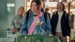 Netflixissä nähdään pian romanttinen komediasarja, jossa vierailee kovia nimiä Stephen Frystä Naomi Wattsiin – Katso traileri!