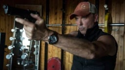 Nyt Netflixissä: Toimintaelokuva ei vakuuta – edes Michael Keaton ei pelasta leffaa