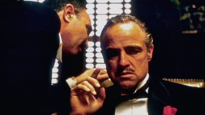 Illalla tv:ssä: 54 vuotta sitten teattereihin tuli rikoselokuvien mestariteos – näyttelijälegenda sai aidon mafioson jännittämään kuvauksissa