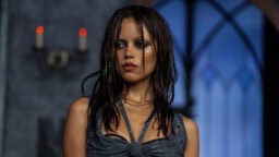 Nyt on rohkea asu! – Wednesday-stara Jenna Ortega välkehti Emmy-gaalassa