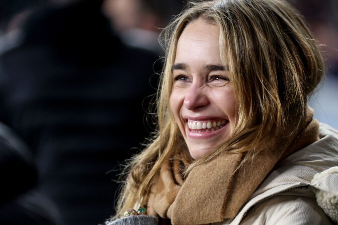 Emilia Clarke hymyilee.
