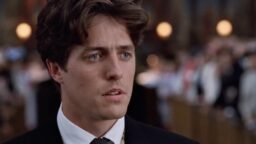 Tänään tv:ssä: Hugh Grant hurmaa vuoden 1994 hittileffassa – ”Tämä piristää synkimmänkin päivän”