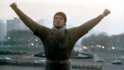 Tältä näyttää näyttelijä, joka esittää Sylvester Stallonea esittämässä Rocky Balboaa ikonisessa kohtauksessa