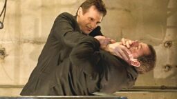 Yöllä tv:ssä: Liam Neeson ei uskonut toimintaklassikon menestykseen – opetteli silti karatea neljä kuukautta Pariisissa