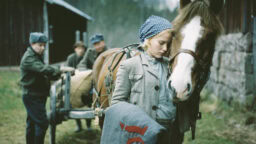 Illalla tv:ssä: Sotatarina tavallisesta poikkeavasta näkökulmasta – mitä lotalle tapahtuu sodan keskellä?