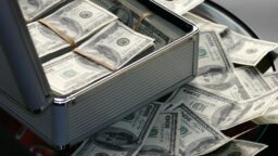 Jättiläinen on syntymässä: Netflix voitti tarjouskilvan Warner Bros. Discoverysta