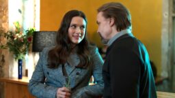 Kotimainen uutuussarja alkaa tänään: Krista Kososen esittämä nainen aloittaa vaarallisen suhteen