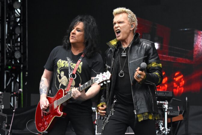 1980-luvun hittiartisti Billy Idol on ehtinyt rypeä varsin tummissa vesissä – katso uuden dokkarin traileri