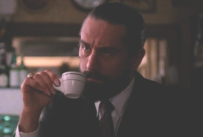 Unohdettu De Niro-elokuva sai mestarikriitikolta lähes täydet pisteet – Seksiä ja okkultismia