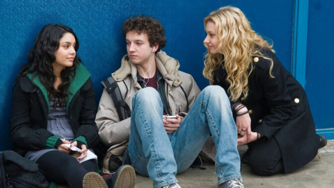 Nyt ilmaiskatselussa: Raikas ja pidetty musiikkikomedia – mukana David Bowien viimeinen cameo