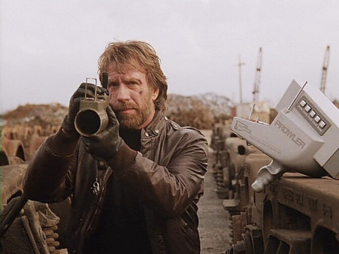 Kova Chuck Norris -helmi suoratoistossa: Vuoden 1985 leffa oli alun perin Dirty Harry -elokuva!