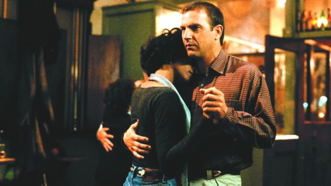 Tänään tv:ssä: Vuoden 1992 romanttinen jännäri oli jättihitti – Lähes kaikki ovat tanssineet hitaita tunnusbiisin soidessa