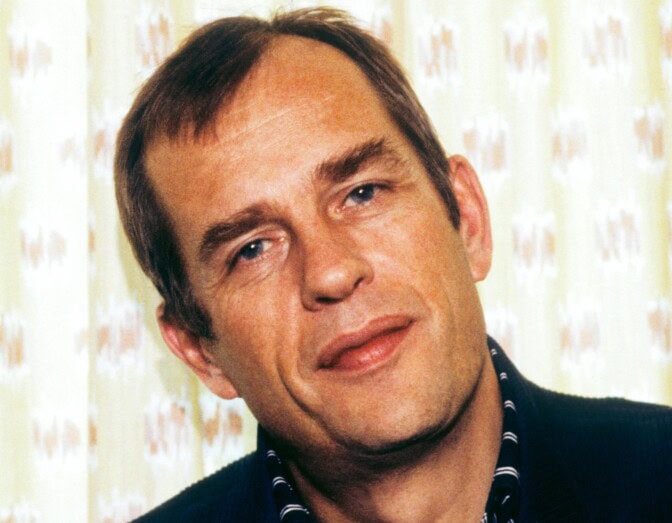 Jörn Donner nostatti henkeä viskillä ja pokkasi Oscar-pystin: ”Tyyppi on takuulla humalassa” – Katso video vuoden 1983 gaalasta